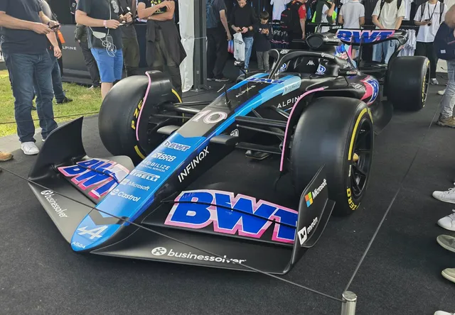 Monoplace de Formule 1 Alpine A524 bleue et noire exposée