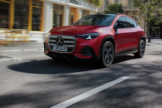 Le nouveau Mercedes GLA électrique rouge de troisième génération en ville