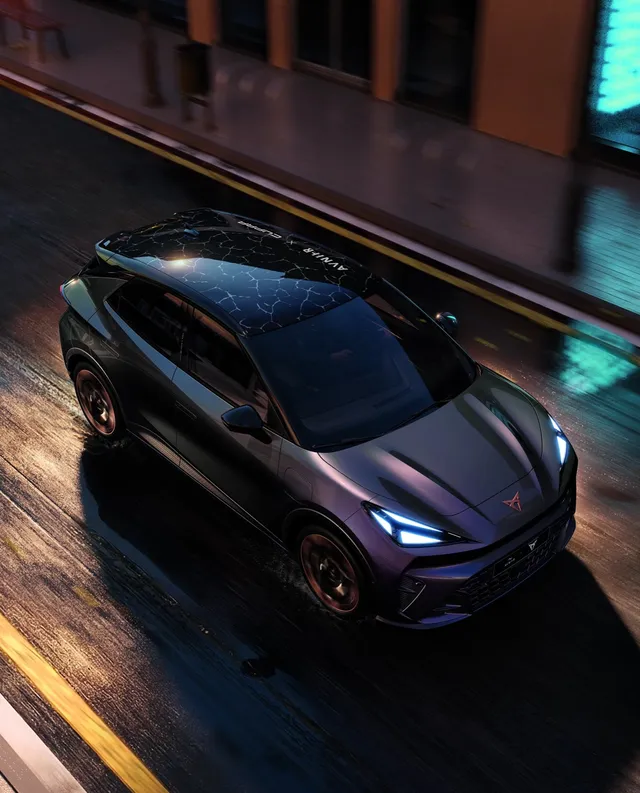 Cupra Raval x Avnier, série limitée électrique au toit craquelé, vue de trois quarts avant en ville de nuit