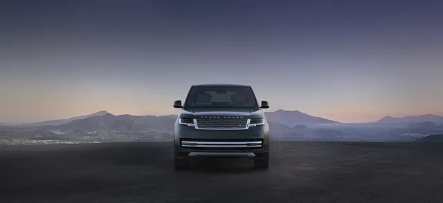 Range Rover Electric vu de face au crépuscule, calandre et logo Range Rover