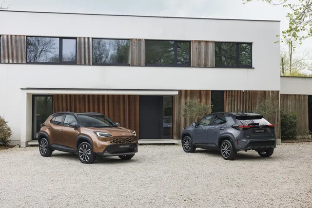 Toyota Yaris Cross restylé 2026, versions bronze et grise, devant une maison contemporaine
