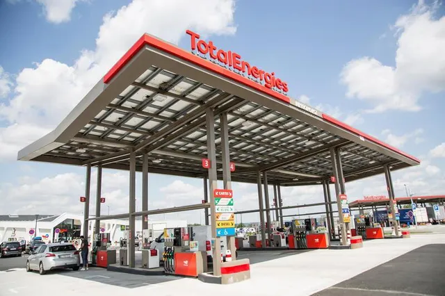 Station-service TotalEnergies en France avec ses pompes a carburant sous un auvent solaire