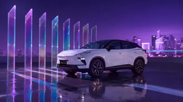 Omoda 5 hybride blanche de trois quarts avant, SUV compact du groupe Chery