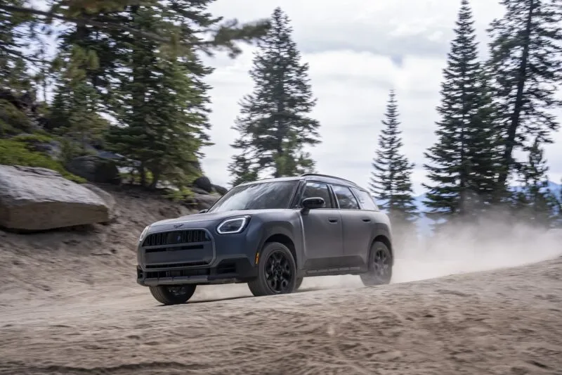 Mini Countryman Edition Untamed grise sur une piste en terre, version baroudeuse 2026