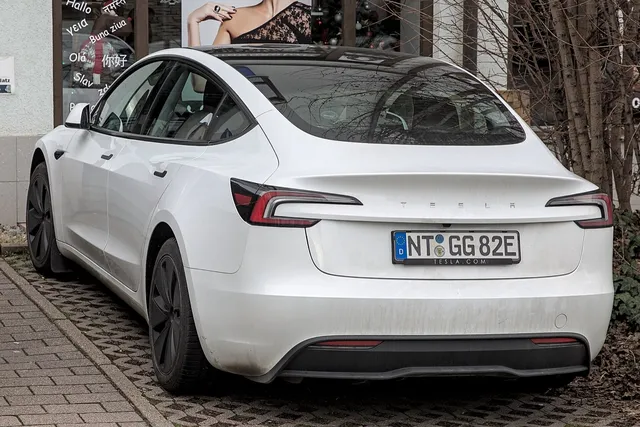 Une Tesla Model 3 vue de trois quarts avant