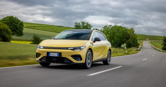 Leapmotor B05, compacte électrique jaune en roulage sur route de campagne