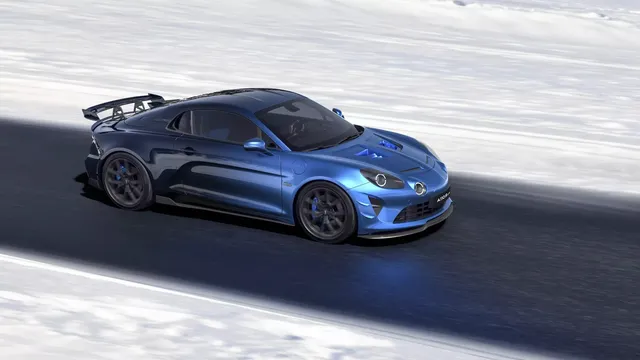Alpine A110 R bleue en action sur route enneigée, vue trois quarts avant