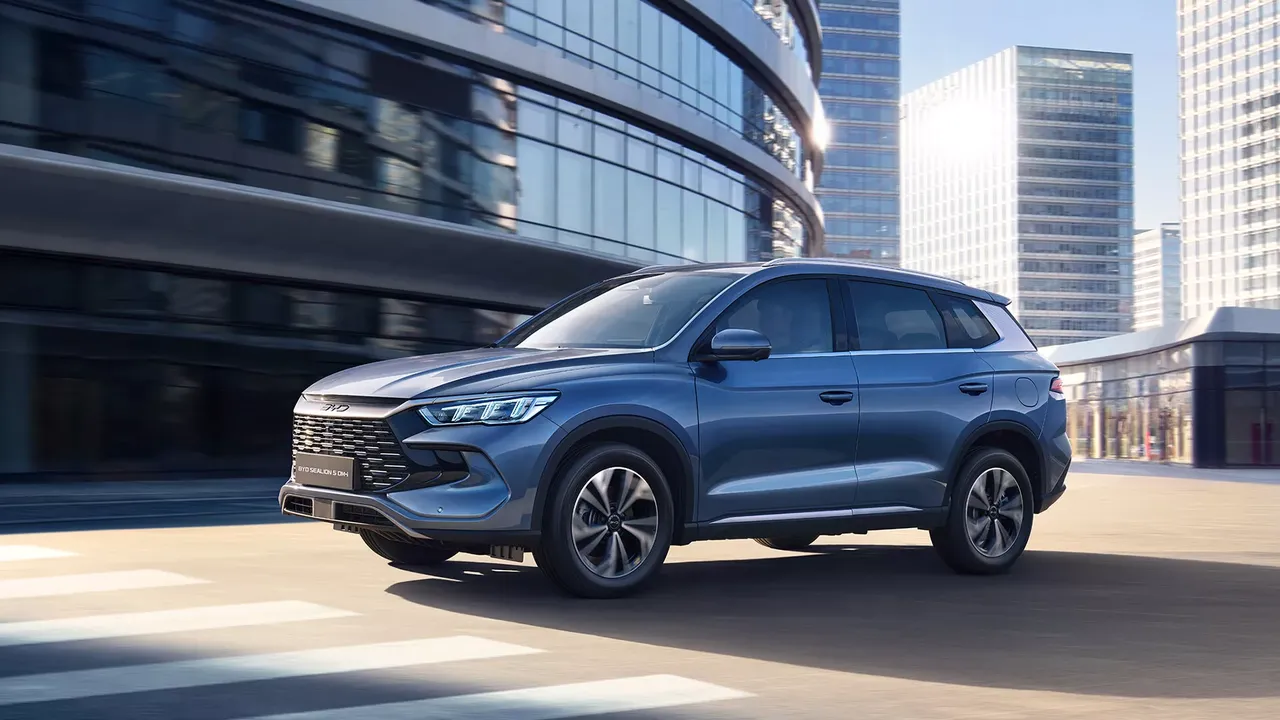 BYD Sealion 5 DM-i bleue roulant en ville