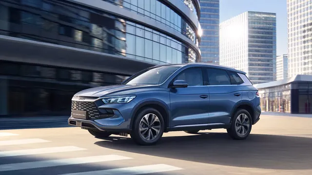 BYD Sealion 5 DM-i bleue roulant en ville