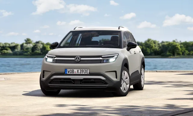 Volkswagen ID. Cross, petit SUV électrique, de trois quarts avant au bord de l'eau
