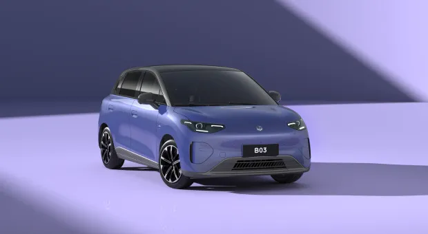 La Leapmotor B03, compacte électrique chinoise bleue, vue de trois quarts avant en studio