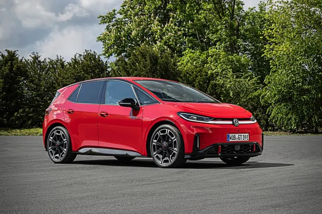 Volkswagen ID.3 GTI 2026 rouge Tornado Red de trois quarts avant, jantes Wörthersee 20 pouces et bande rouge GTI