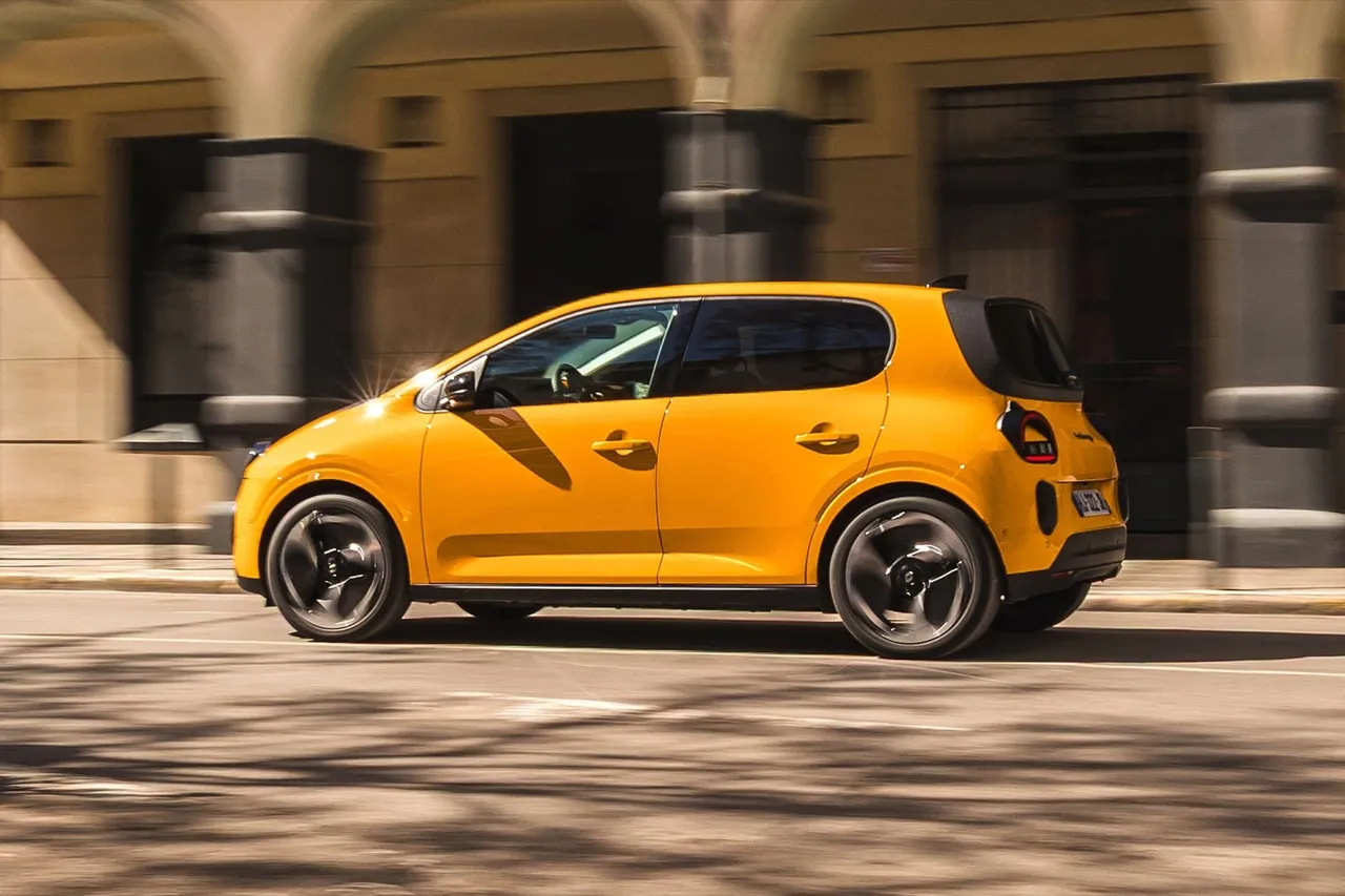 Renault Twingo E-Tech électrique jaune en mouvement, montrant ses roues chaussées de pneus basse résistance