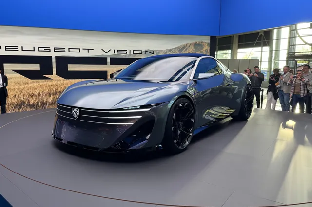 Le concept Peugeot RCZ Vision, coupé électrique gris, exposé au Mondial de l'Auto de Paris 2026