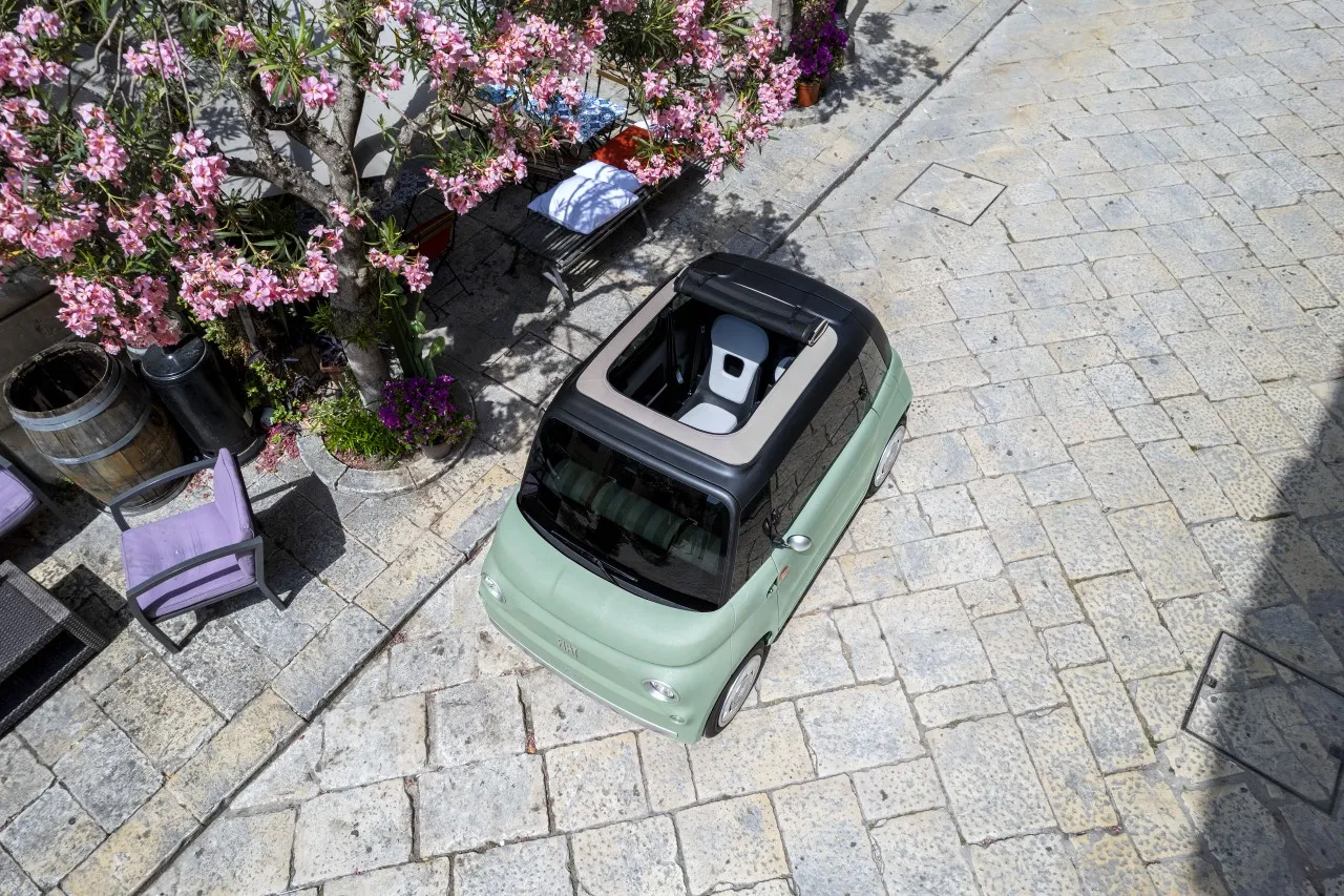 Fiat Topolino Dolcevita 2026 verte avec toit en toile ouvert, vue de dessus
