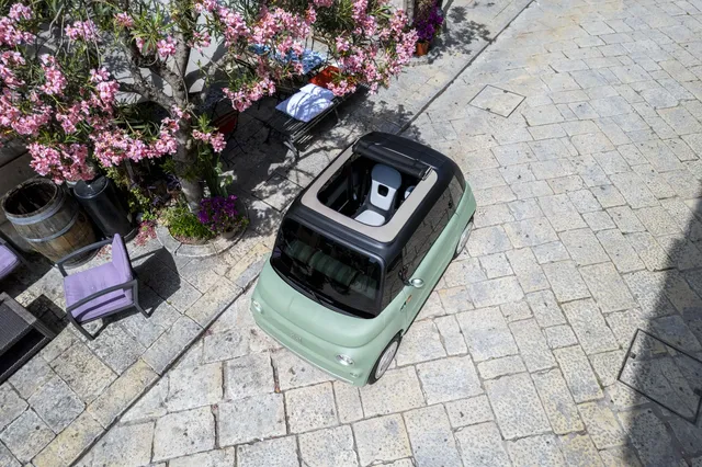 Fiat Topolino Dolcevita 2026 verte avec toit en toile ouvert, vue de dessus