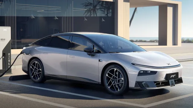 La berline électrique Xpeng P7+ grise en charge sur une borne rapide Xpeng 800 kW
