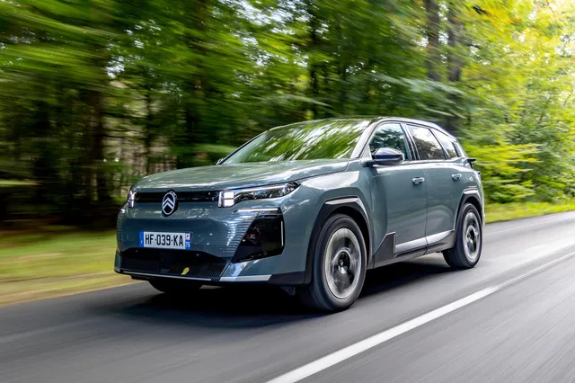 Citroën ë-C5 Aircross gris de trois quarts avant sur route, nouveau logo Citroën