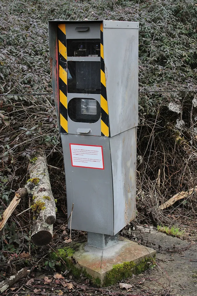 Radar automatique fixe gris à bandes jaunes et noires installé en bordure de route en France