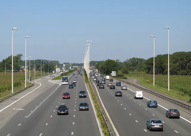 Autoroute belge E40 à Jabbeke avec circulation dense, panneau de direction