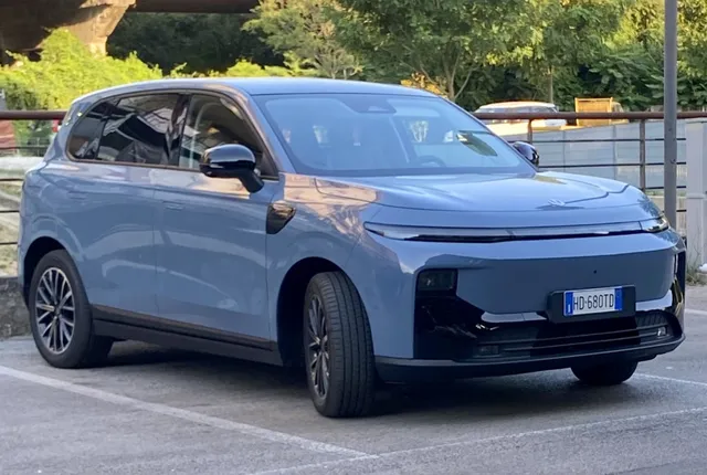 Leapmotor B10, SUV compact électrique de couleur gris-bleu, vu de trois quarts avant