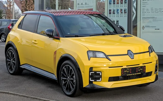Renault 5 E-Tech electric jaune garée devant une concession