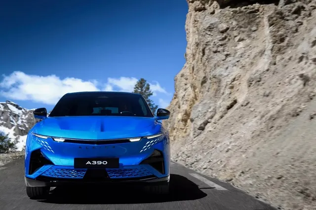 L'Alpine A390, crossover fastback electrique fabrique en France, vue de trois quarts en mouvement