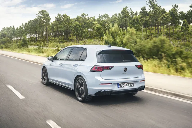 Volkswagen Golf hybride grise de trois quarts arrière sur route, badge GOLF HYBRID