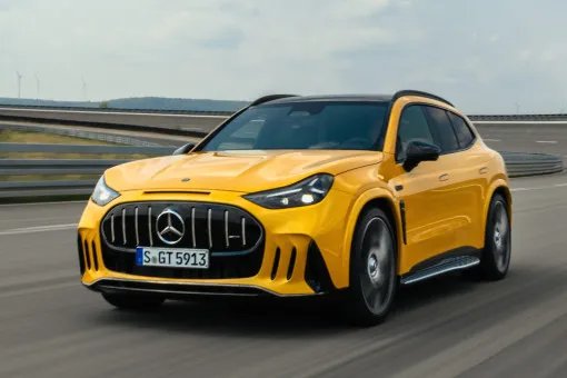 Mercedes-AMG GT SUV électrique jaune en mouvement sur circuit