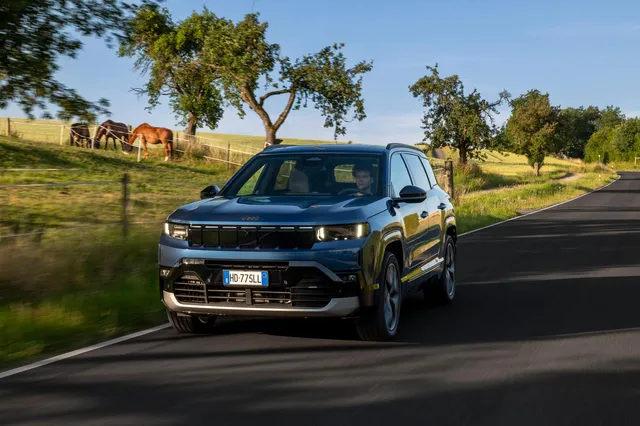 Le nouveau Jeep Compass 2026 sur route, trois quarts avant