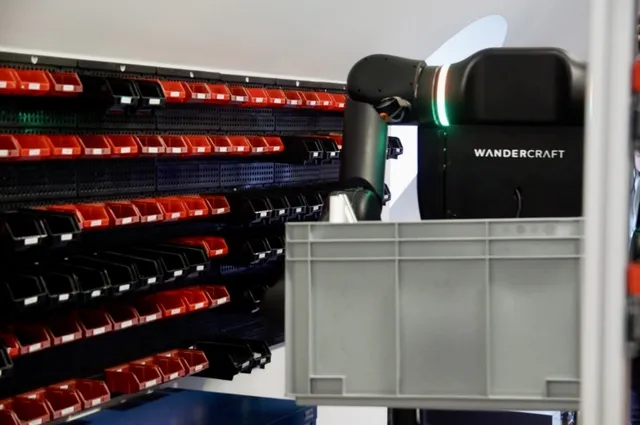 Le robot humanoïde Calvin de Wandercraft manipulant un bac dans un environnement industriel