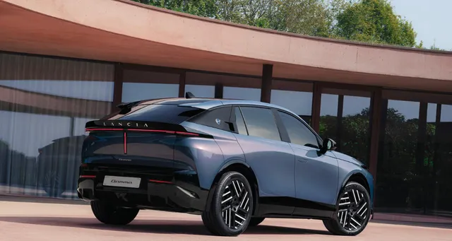 La nouvelle Lancia Gamma 2026, grand SUV coupé électrique, vue de trois quarts arrière
