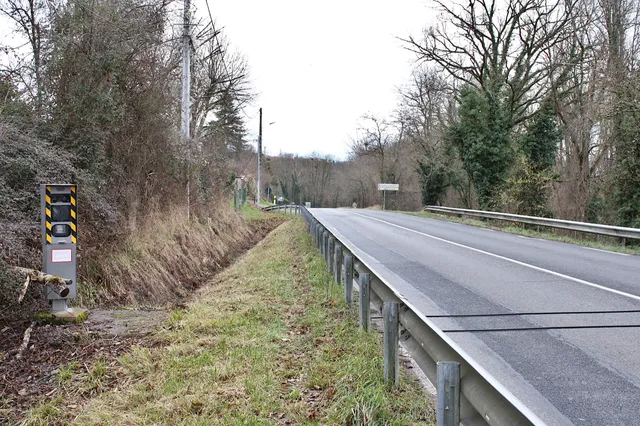 Radar automatique fixe installé au bord d'une route de campagne en France