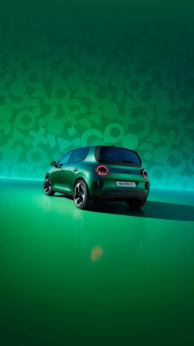 Renault Twingo E-Tech électrique 2026 de couleur verte, vue arrière trois quarts