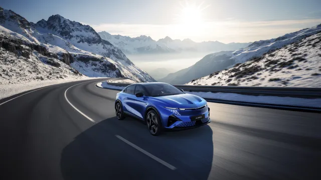 Alpine A390 GTS, crossover coupé électrique bleu sur une route de montagne