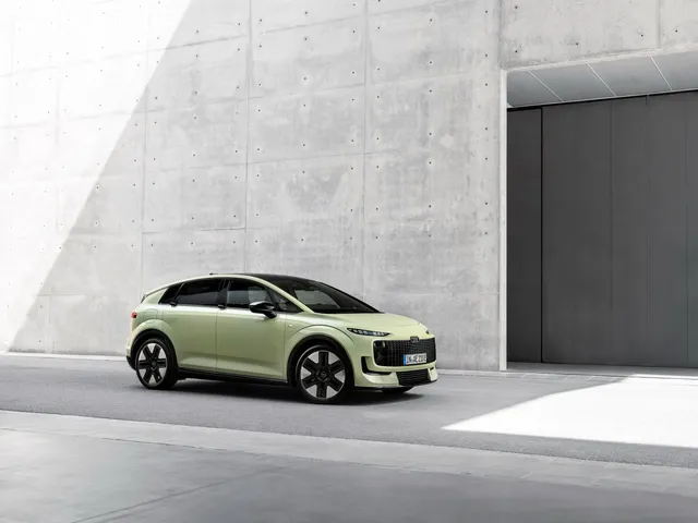 Audi A2 e-tron 2026 électrique de trois quarts avant, carrosserie vert pistache