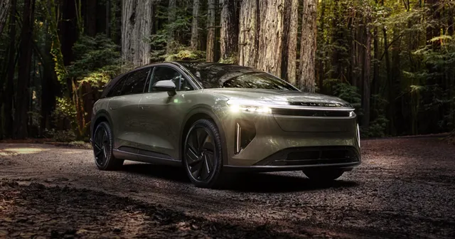 Le SUV électrique Lucid Gravity de face, en forêt
