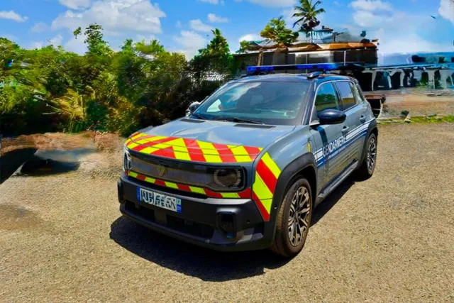 Renault 4 E-Tech électrique aux couleurs de la gendarmerie en Guadeloupe