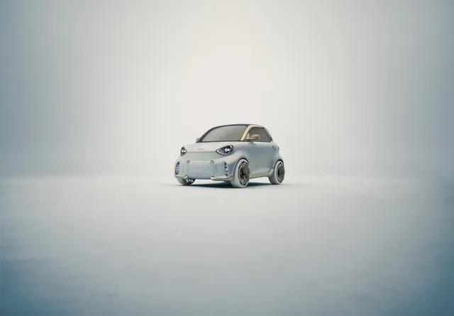 La Smart #2, nouvelle minicitadine électrique remplaçant la Fortwo, en teinte blanche et or, vue de trois quarts avant