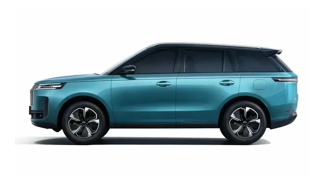 Jaecoo 5 hybride 2026, SUV compact de profil sur fond blanc
