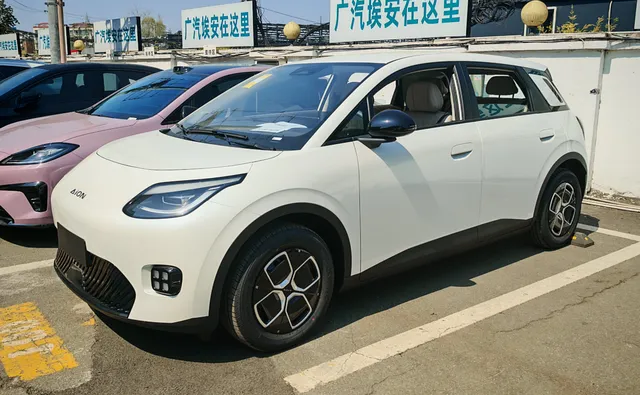GAC Aion UT électrique blanche vue de trois quarts avant sur un parking