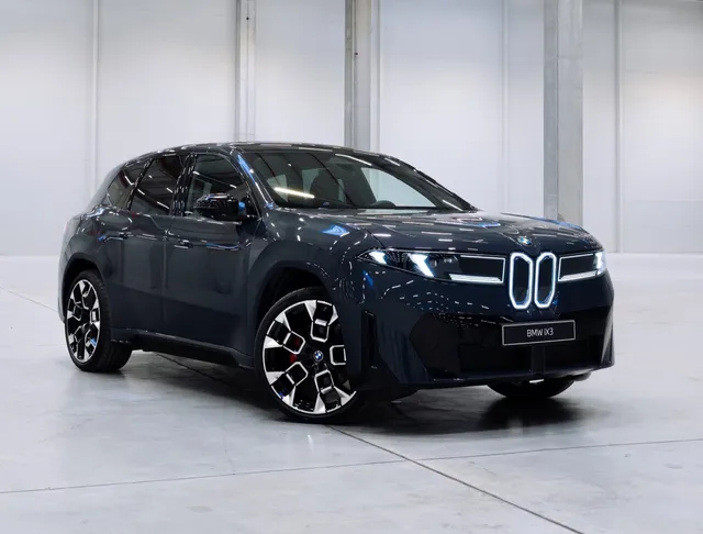 BMW iX3 2026 Neue Klasse électrique gris de trois quarts avant, calandre lumineuse
