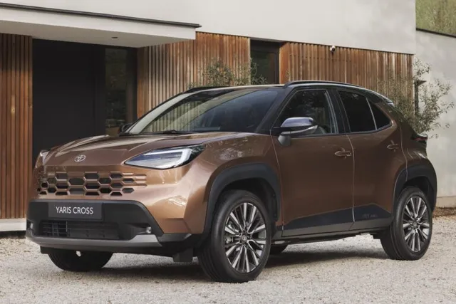 Toyota Yaris Cross restyle 2026, SUV urbain hybride, vue avant trois quarts, teinte Bronze Sonora