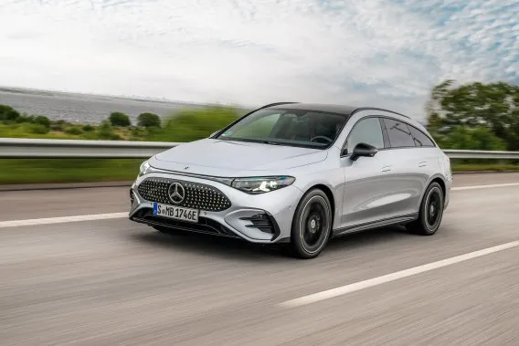 Mercedes CLA Shooting Brake grise sur route, break officiel de la marque