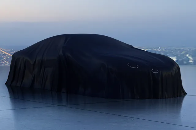 Teaser officiel de la future Alpine A110 électrique sous bâche, avec sa signature lumineuse hexagonale