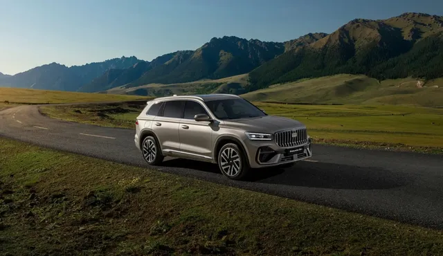 Geely Monjaro EM-i, grand SUV hybride rechargeable, de trois quarts avant sur une route de montagne