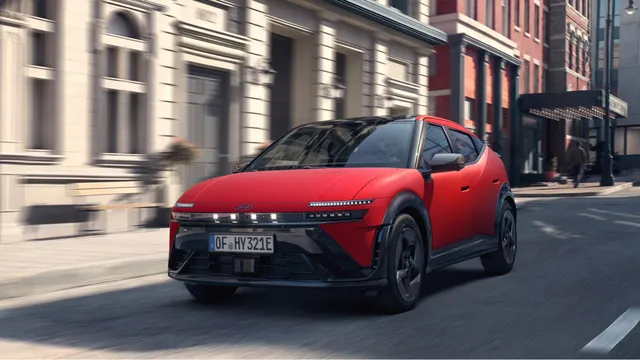 La Hyundai Ioniq 3 électrique rouge roulant en ville, vue avant trois quarts