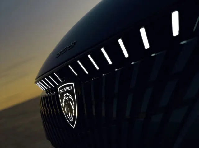 Blason Peugeot illuminé sur la calandre de la nouvelle Peugeot 308 restylée 2026