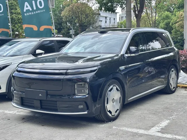 Leapmotor D19, grand SUV électrique noir de trois quarts avant