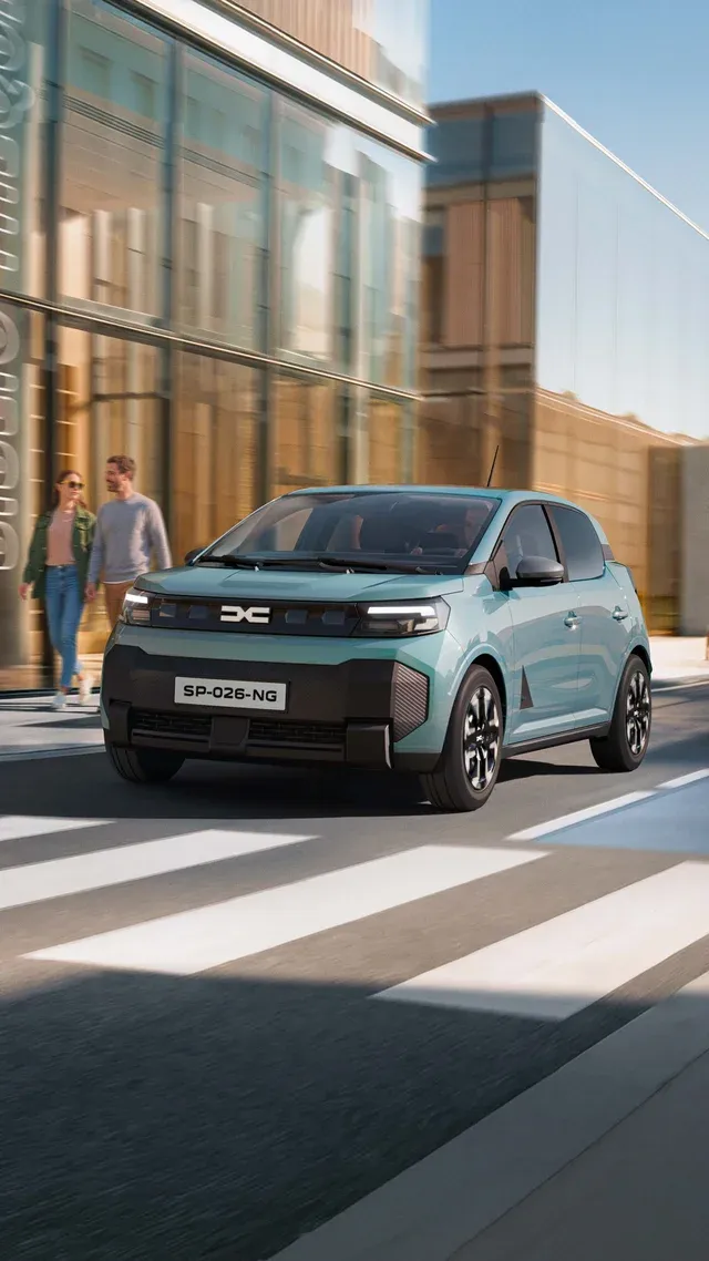 La nouvelle Dacia Spring 2026 électrique, de trois quarts avant en ville